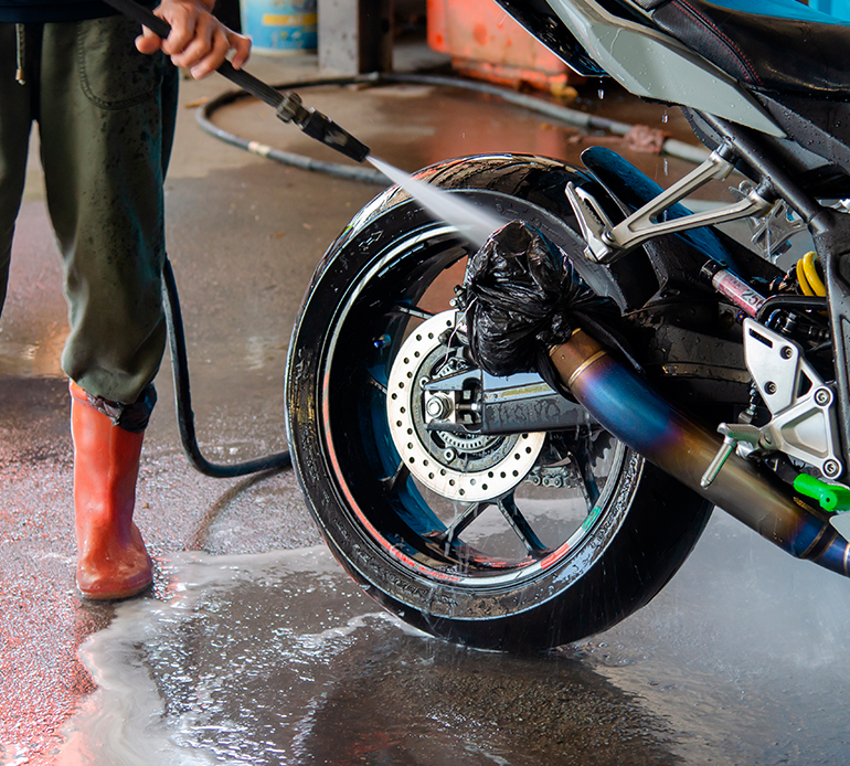 ¿Cuánto tiempo calentar la moto antes de cambiar el aceite?