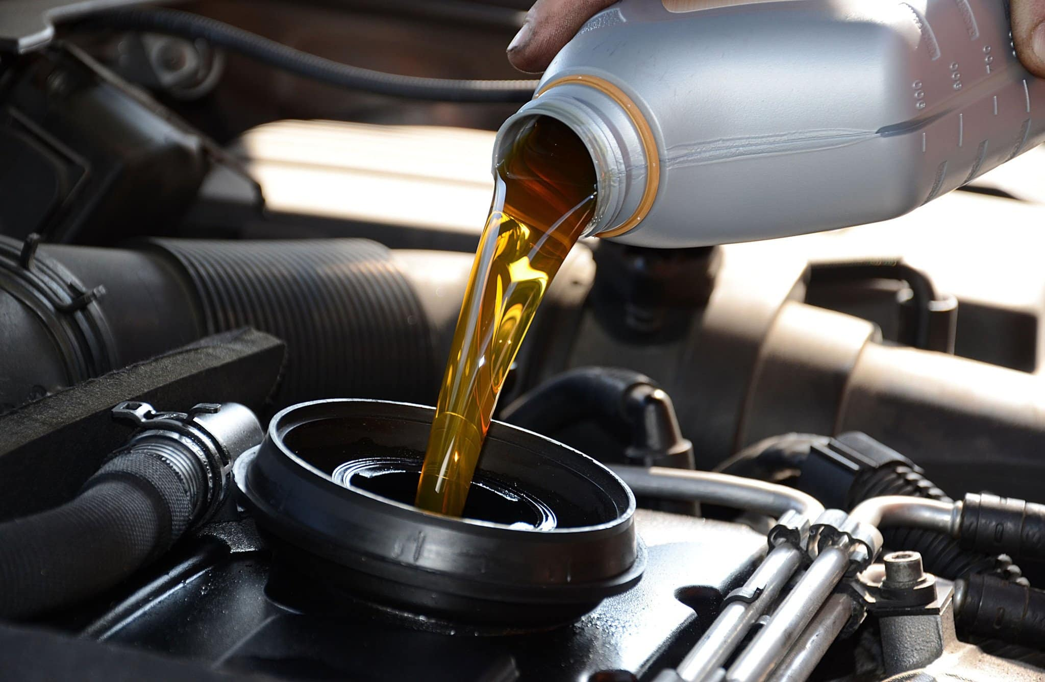 ¿Cómo puedo saber cuántos litros de aceite lleva un carro?