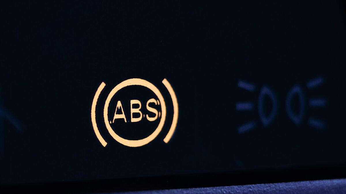 ¿Por qué se enciende la luz de ABS?