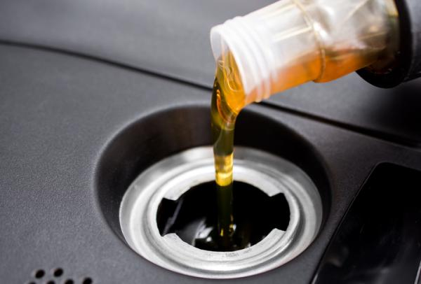 ¿Qué pasa cuando el carro huele a aceite quemado?