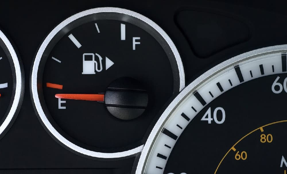 ¿Qué pasa cuando la aguja de la gasolina sube y baja?
