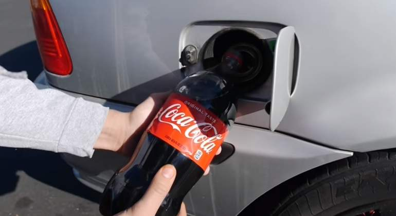 ¿Qué pasa si a un carro se le echa azúcar en el tanque de la gasolina?