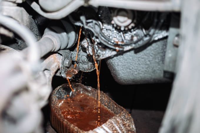 ¿Qué pasa si el aceite de un carro se pone color café claro?