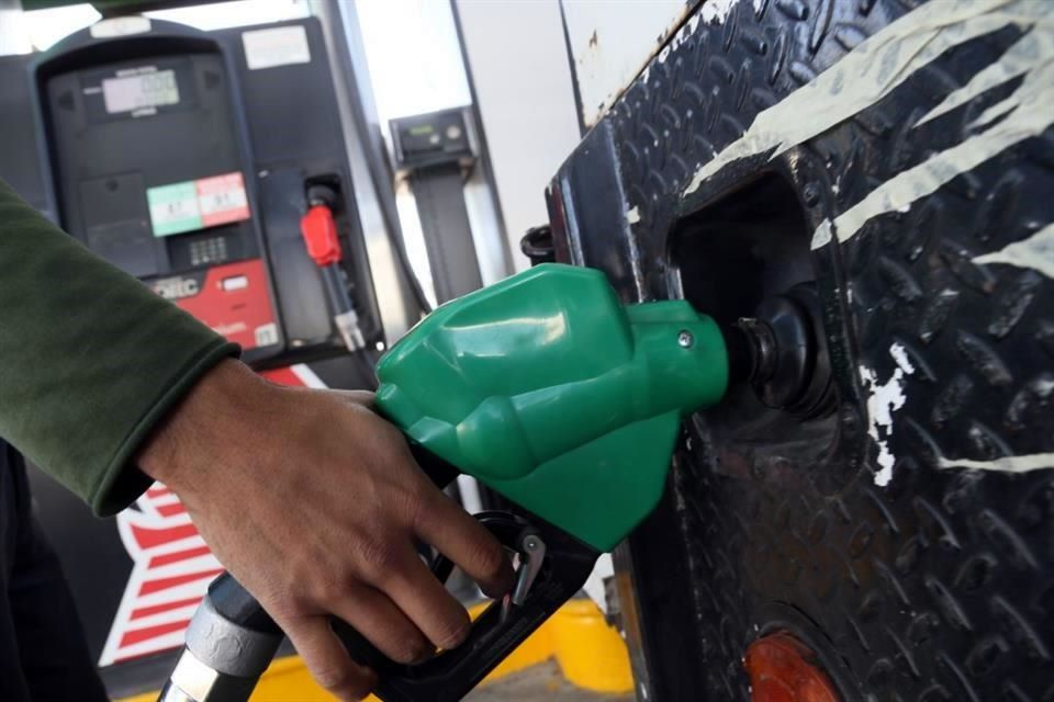 ¿Qué pasa si se mezcla gasolina verde y roja?